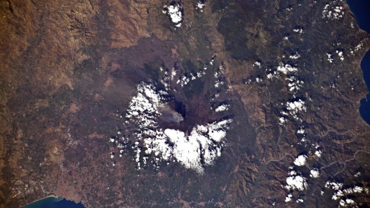 Выбросы пепла и лавы: На Камчатке активизировался Безымянный