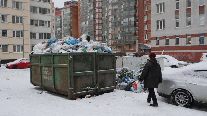 В четырех округах Подмосковья начали эвакуировать припаркованные у мусорок автомобили