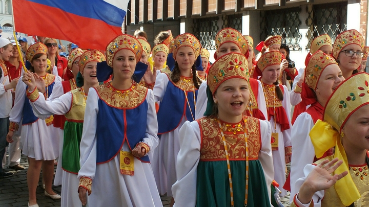 Сельские женщины чаще гордятся российским флагом, чем городская молодежь