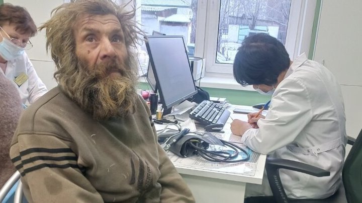 Отшельника с ампутированными пальцами, 25 лет жившего в землянке, нашли в Бурятии