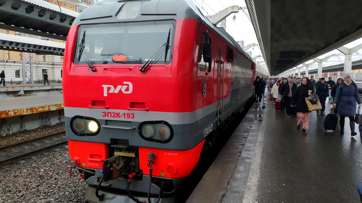 Всем на пол: в Екатеринбурге обстреляли электричку на станции