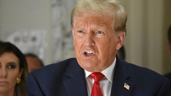 Сногсшибательный ролик Трампа восхитил пользователей: Байдена чуть не свалил удар