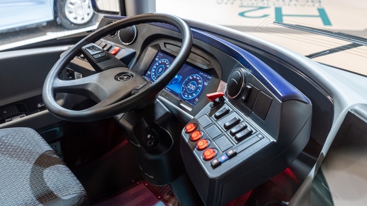 В Новосибирске рейсовый автобус врезался в учебный автомобиль