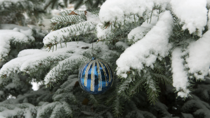 В Магнитогорске начали украшать главную новогоднюю площадку