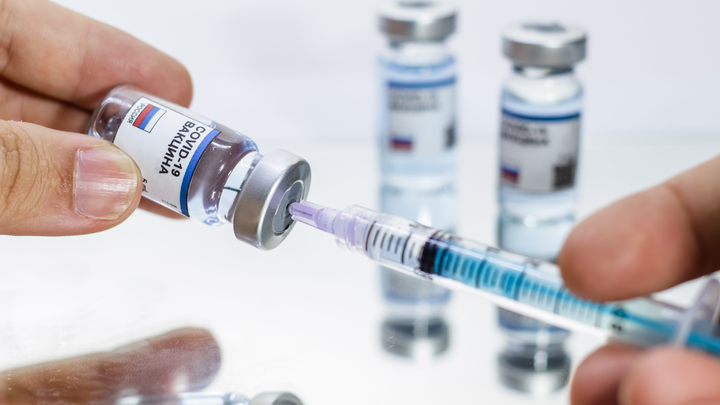 В Германии злятся, в Англии радуются: Британский учёный похвалил Россию за вакцину