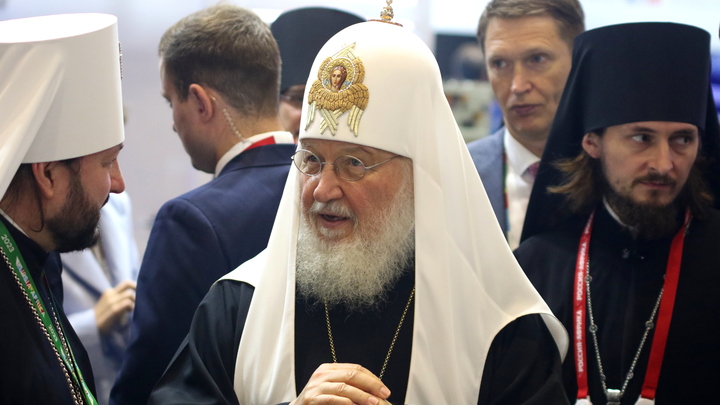 Супруга самарского генерала подарила Патриарху Кириллу шеврон с Богородицей