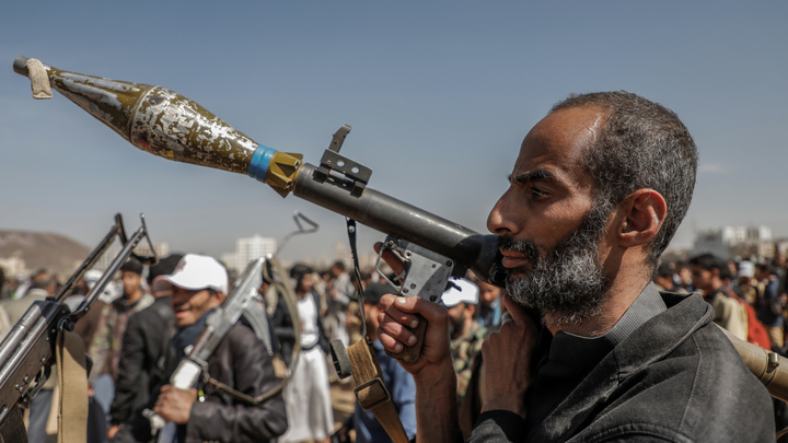 Хуситы нанесли удар по украинскому судну у берегов Йемена: После прямого попадания начался пожар