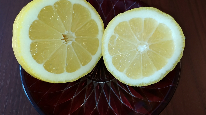 Варите яйца... с лимоном! Простая хитрость избавит от массы проблем