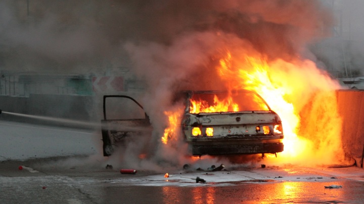 СМИ: на Украине подожгли 3 военных автомобиля