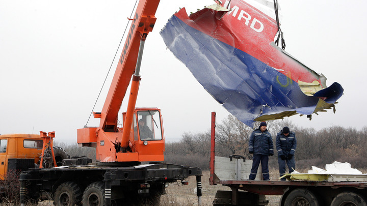 Несуразная тень от Бука: Эксперт указал на два разоблачающих фото по делу MH17