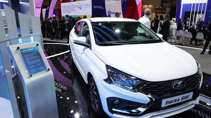 Не успела поступить в продажу, а её уже разобрали: Lada Iskra под прицелом Клубного сервиса