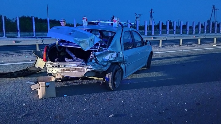 На трассе М-5 в Самарской области легковушка врезалась в иномарку и впечаталась в отбойник