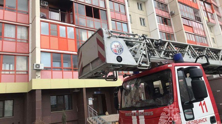В Челябинске пожар: тушат дом в микрорайоне Академ-Риверсайд