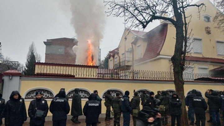 За зеленку в лицо и поджог автомобиля в Киеве российские следователи возбудили уголовные дела