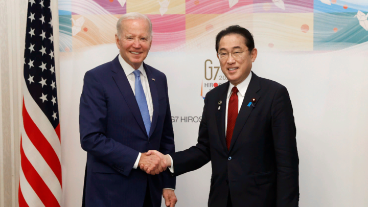 Байден снова нелепо оговорился: Премьер-министра Японии повысили до президента