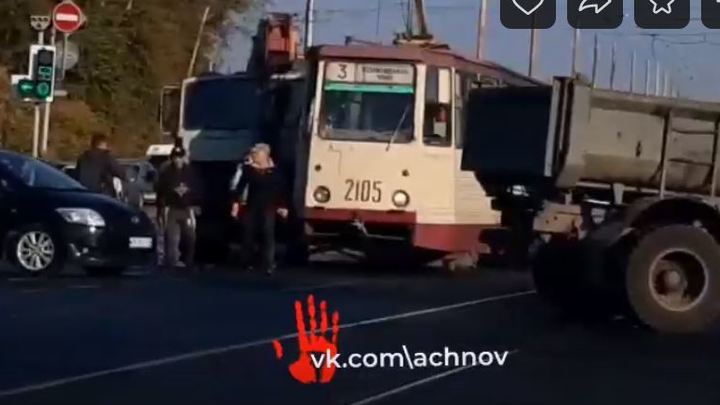 Утром в Челябинске автокран на перекрестке врезался в трамвай