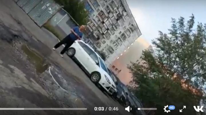 Челябинец требует деньги за бесплатную парковку во дворе, угрожая водителям расправой