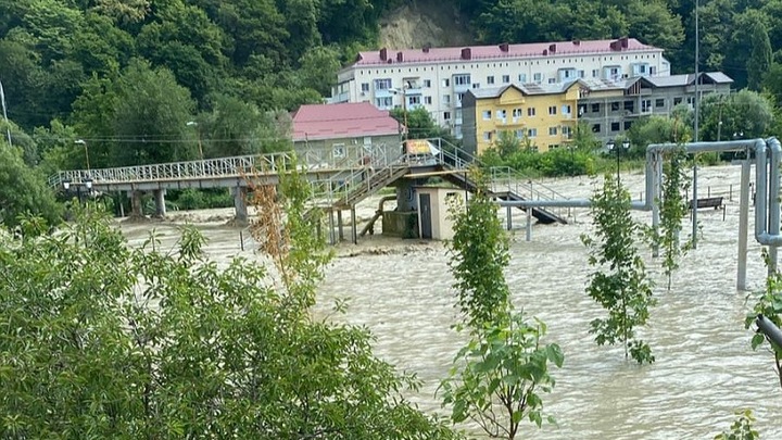В Туапсинском районе за вторую волну циклона подтопило 500 участков и 150 домов, разрушены два моста