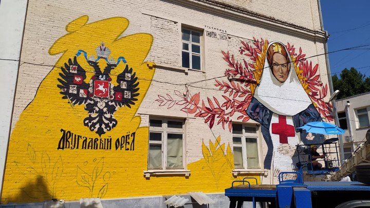 Спасибо врачам: В Краснодаре на одной из поликлиник появилось граффити с благодарностью медикам