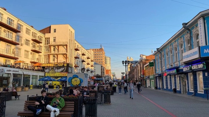 В Екатеринбурге из-за прорыва трубы затопило улицу Вайнера