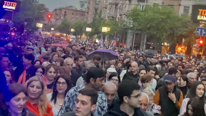 Мать спикера парламента Алена Симоняна плюнула в протестующих с балкона