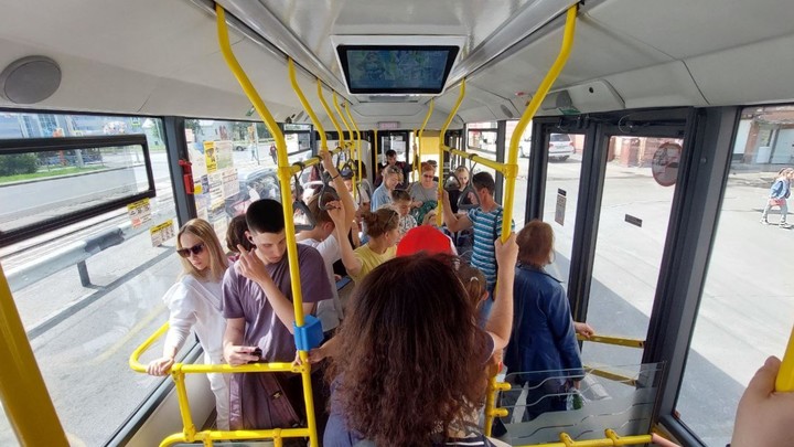 Жители Новокузнецка пожаловались мэру на духоту в автобусах