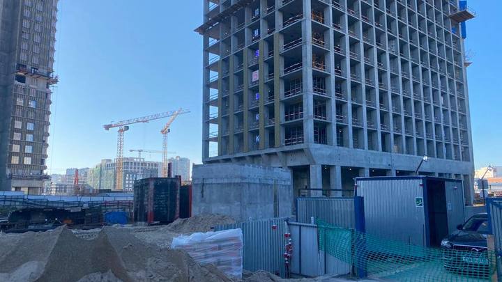 На западе Москвы рабочий сорвался с 9 этажа новостройки