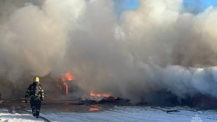 Видео: в Архангельске вспыхнули 50 гаражей на Окружном шоссе