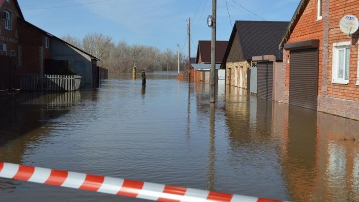 В Оренбурге уровень воды в реке Урал достиг 1120 сантиметров: обстановка к утру 12 апреля
