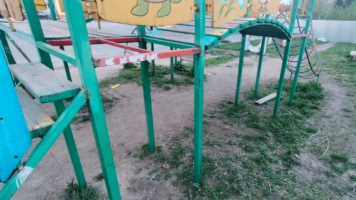 В Новосибирске возбудили уголовное дело после падения ребёнка на детской площадке