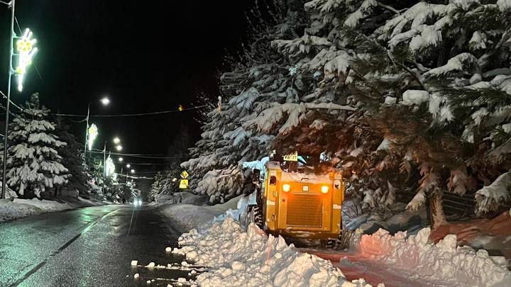Метель и гололёд: за ночь в Сочи выпало более 50 мм снега
