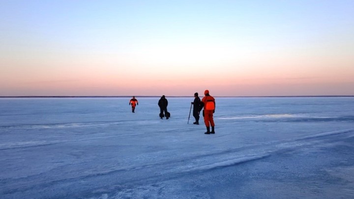 С треснувшей льдины на Горьковском водохранилище эвакуировали 12 человек