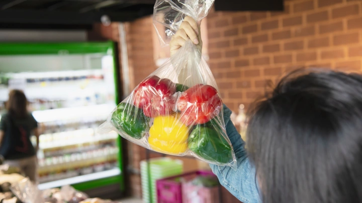 Юрист Сбитнев предупредил о наказании за воровство пакетов в магазине