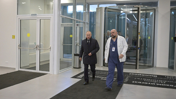 Главврач Коммунарки показал всем спину, за которой не страшно