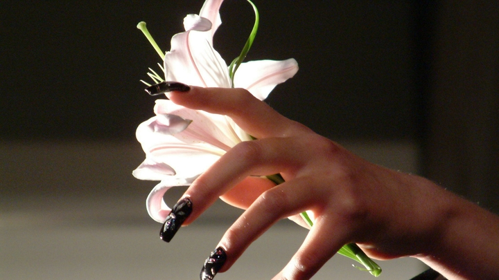 Жёлтые пятна и лопнувшие сосуды: Самое вредное средство для ногтей