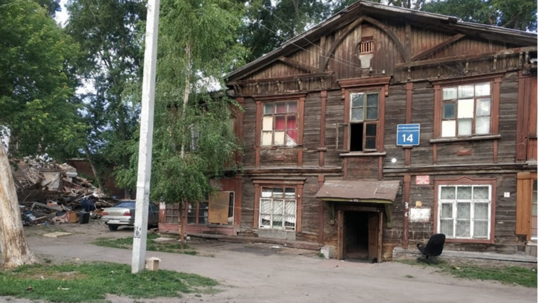 Барак новосибирск. Бараки на Серафимовича Новосибирск. Барак дом. Барак здание. Цыганский Барак.