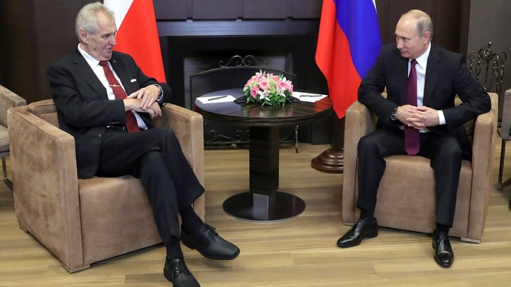 Сенаторы дают заднюю: В Чехии отложили обвинение президента Земана в госизмене
