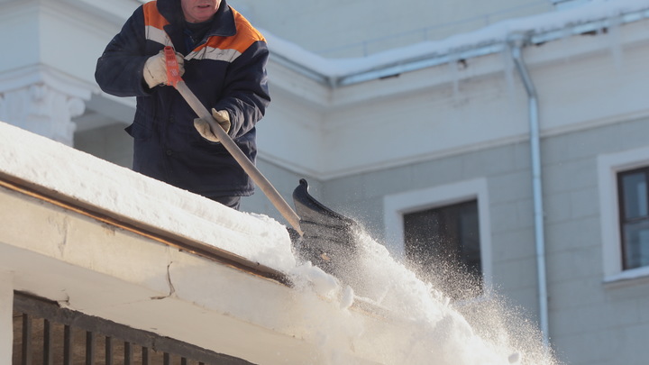 В Новосибирске ледяная глыба убила пенсионерку возле жилого дома