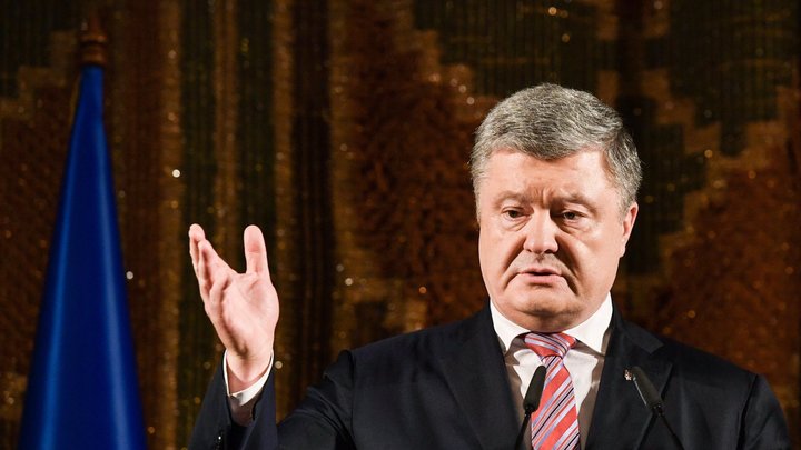 Порошенко поздравил забывших 23 февраля украинцев и оконфузился