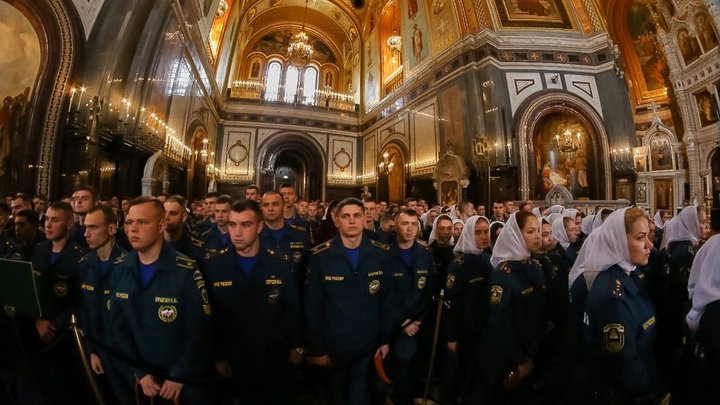 Сотрудники МЧС подарили Геническому храму