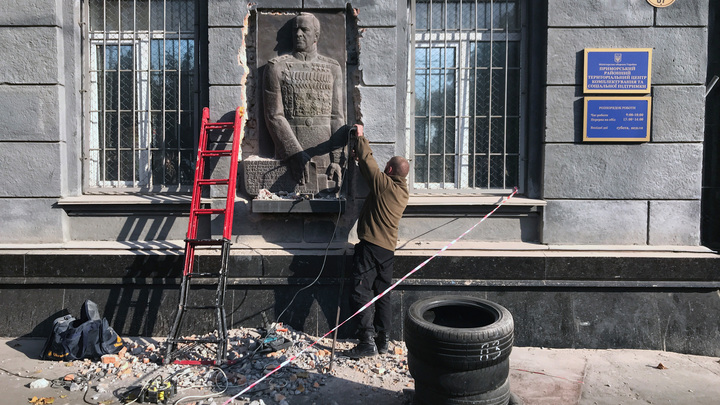Очень больно: Витязева не сдержала эмоций по поводу демонтажа барельефа в Одессе