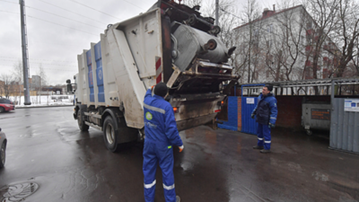 В Борзинском районе водитель мусоровоза насмерть задавил своего напарника