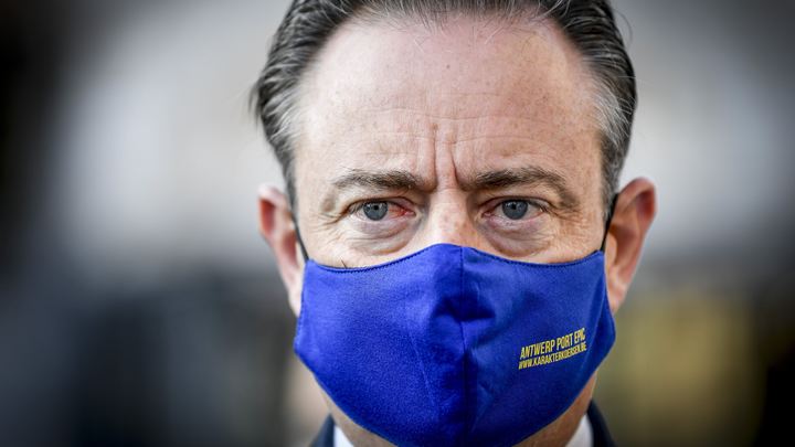 Мэр дал интервью без штанов, забыв о зеркале: Новый год начался ужасно неловко