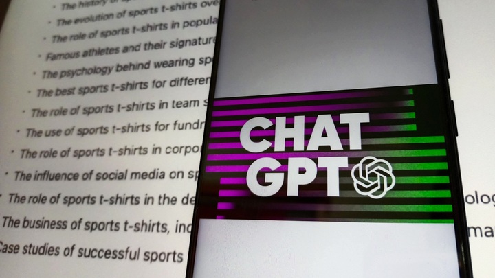 ChatGPT вытеснил реальных авторов: Журнал Clarkesworld завалили рассказами от ИИ
