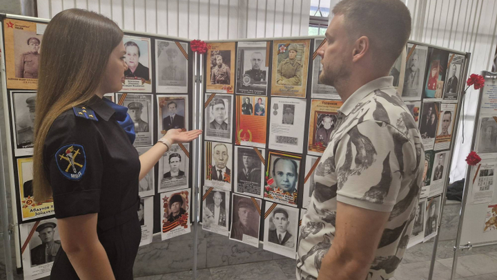 В Управлении МВД России по городу Тольятти проходит фотовыставка «Заменим Вас в строю!»