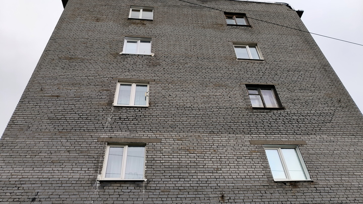 В Саратове неизвестный мужчина выжил после падения из окна