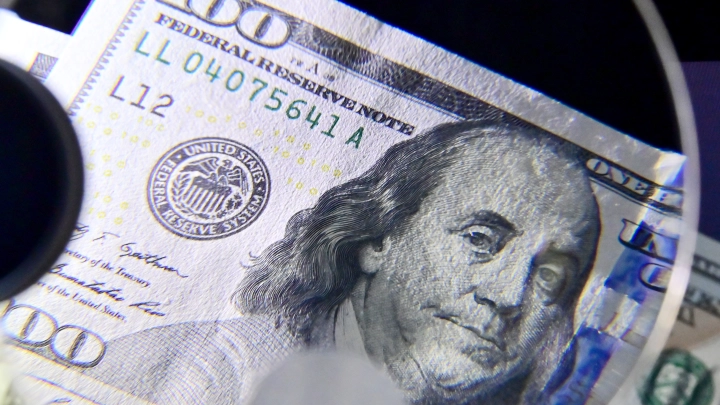 Аксаков: ЦБ не может решать за банками, принимать или нет старые доллары