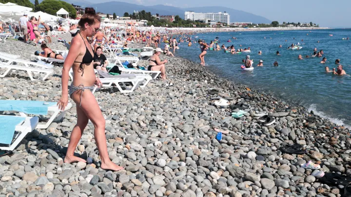 Без одежды нельзя: Власти борются с нудистами на сочинских пляжах