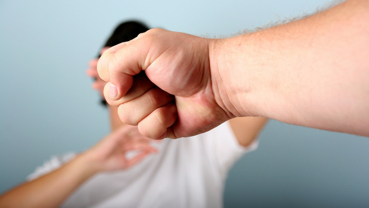 Разбудил, перепугал и избил: Мужчина среди ночи пришёл в детский лагерь за своим ребёнком