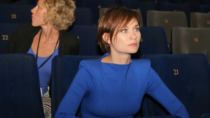 А зачем убегать? Карьера звезды сериала «Не родись красивой» рушится после ее бегства в США